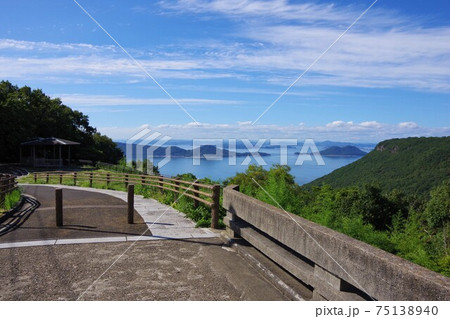 香川県高松市 屋島の仙遊橋から女木島・男木島方面を望む 香川県高松市 屋島の仙遊橋から女木島・男木島方面を望む 75138940