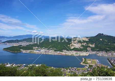 香川県高松市　談古嶺展望台から五剣山・庵治町・小豆島方面を望む 75139636