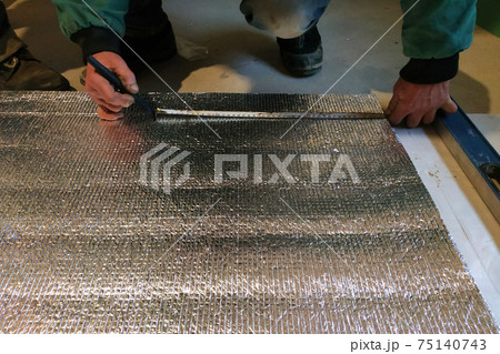 Heat-saving material, measuring the length and width of the foil. Heat-saving material, measuring the length and width of the foil. 75140743