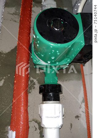 Hydraulic pump for water supply and circulation in the heating system. Fault and crack in the pump. 75140744