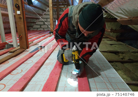 Fixation and warming of the attic, fixation of the waterproofing film on the attic with the help of boards and screws. 75140746