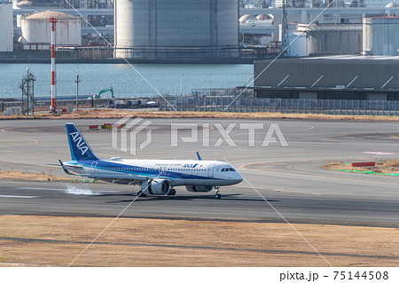 【羽田空港第一ターミナル ANA機着陸時のタイヤスモーク】 【羽田空港第一ターミナル ANA機着陸時のタイヤスモーク】 75144508