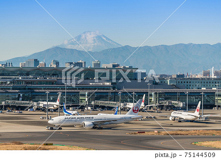 【羽田空港　第1ターミナルの富士山と飛行機】 75144509