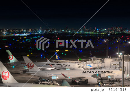 【羽田空港　第1ターミナルの夜景】 75144513