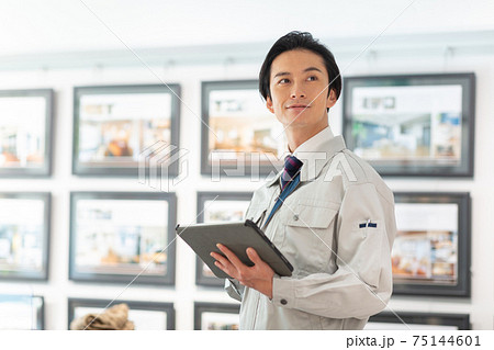 不動産業で働く男女 75144601