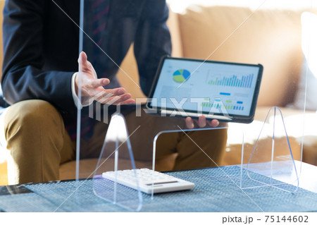グラフで説明する営業マンの手元 75144602