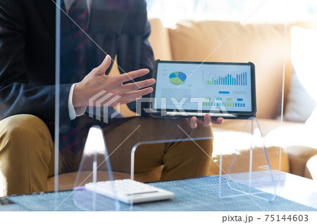 グラフで説明する営業マンの手元 75144603