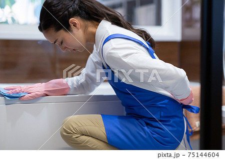 お風呂掃除をする女性 75144604