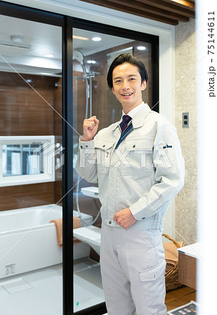 バスルームを点検する作業服の男性 75144611