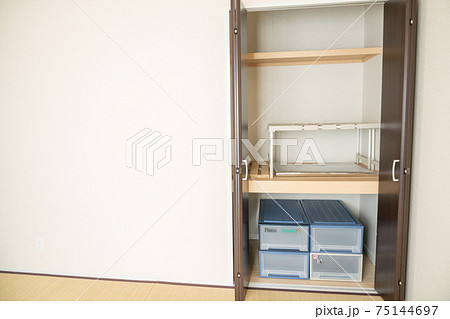 収納のある明るい部屋 75144697