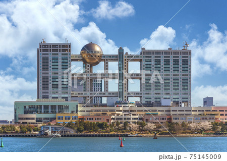 [東京・お台場] アクアシティのショッピングセンターとフジテレビ本社のビル。 75145009