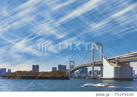 [東京・港区] 東京港のレインボーブリッジの下に運航する水上バスと巻雲の空。 75145010