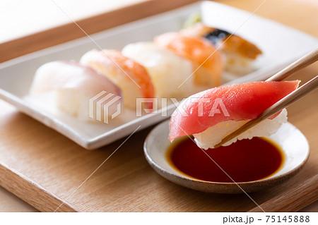 寿司を食べる 寿司を食べる 75145888