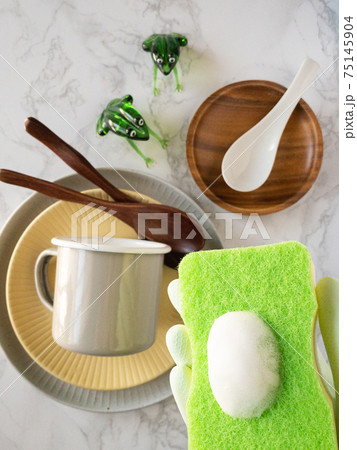 大理石カウンターの上の食器と食器用洗剤のついたスポンジ 大理石カウンターの上の食器と食器用洗剤のついたスポンジ 75145904