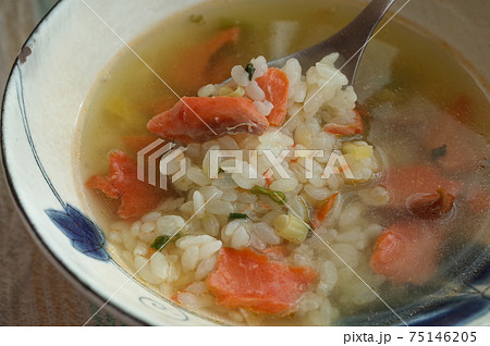 鮭と沢庵の玄米茶漬け 75146205