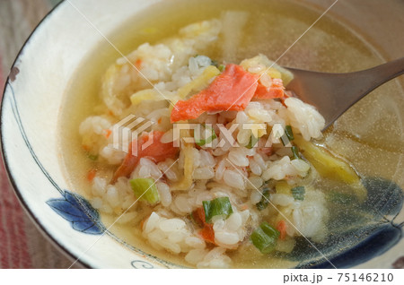 鮭と沢庵の玄米茶漬け 75146210