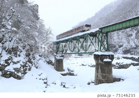 冬のトラス橋を渡る高山本線普通列車 冬のトラス橋を渡る高山本線普通列車 75146235