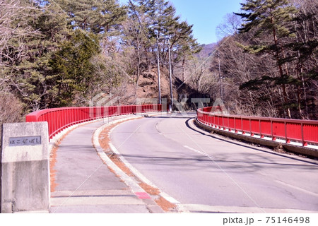 上野小海線に架かる赤い欄干のはこぜばし 75146498