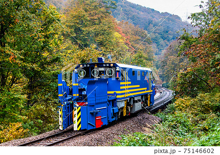 福島県 紅葉の只見線　ラッセル車の試運転 75146602