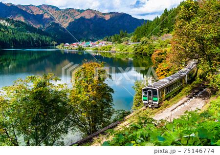 福島県 紅葉の只見線（会津川口付近） 75146774
