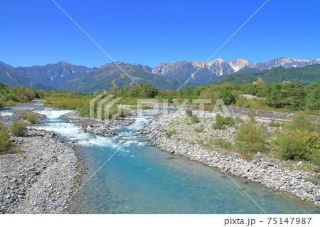 初秋の白馬山麓　快晴の北アルプスと清流 75147987