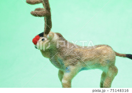グリーン背景のトナカイ 75148316
