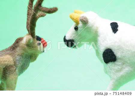 グリーン背景に牛とトナカイ グリーン背景に牛とトナカイ 75148409