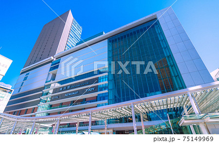 日本の横浜都市景観　屋根がつながった横浜駅西口・JR横浜タワーなどを望む 75149969