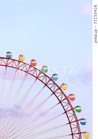 カラフルな観覧車 75150426