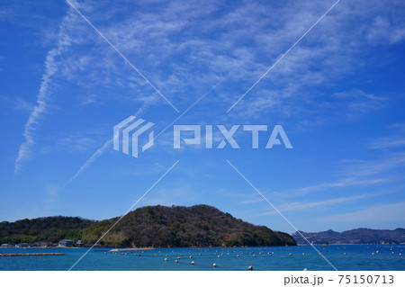 早春の空　飛行機雲　瀬戸内海(香川県さぬき市) 75150713