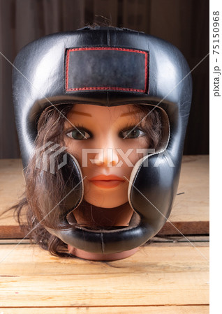 Female mannequin in a sports helmet. Female mannequin in a boxing helmet. 75150968