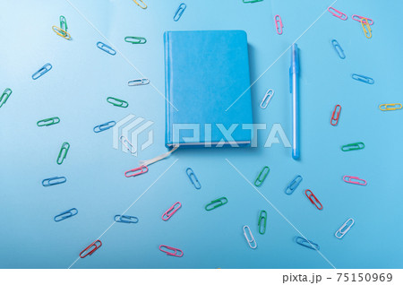 Notepad and lots of multi-colored paper clips. Diverse thoughts and ideas. 75150969