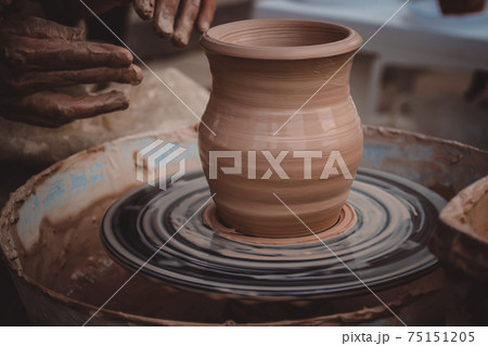 Master class on modeling of clay on a potter's wheel 75151205