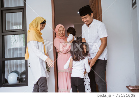 excited family visiting friend during eid fitri mubarak at home excited family visiting friend during eid fitri mubarak at home 75151608