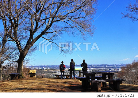 神奈川県立七沢森林公園　ながめの丘からの眺望を楽しむハイカー 75151723