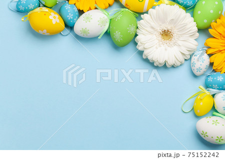 Easter greeting card with flowers and easter eggs Easter greeting card with flowers and easter eggs 75152242