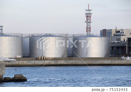 石油タンクのある工場 函館市浅野町にて 石油タンクのある工場 函館市浅野町にて 75152433