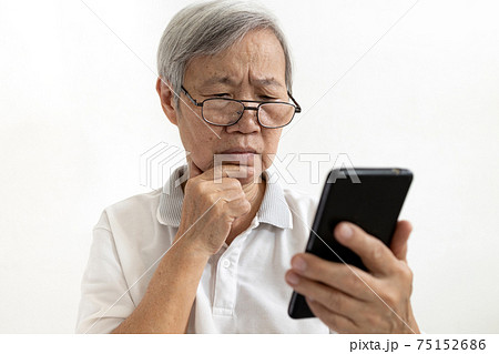 Confused asian senior woman with puzzled looks holding smartphone,confusing by information while using mobile phone or unable to understand,complex technology problems difficult to use for the elderly Confused asian senior woman with puzzled looks holding smartphone,confusing by information while using mobile phone or unable to understand,complex technology problems difficult to use for the elderly 75152686