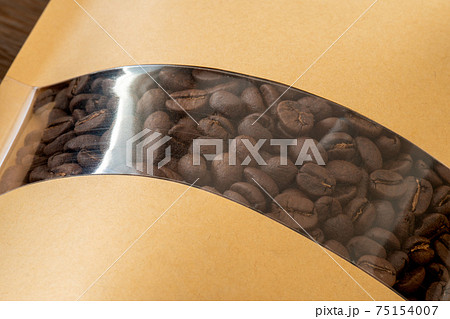 パッケージに入った焙煎したコーヒー豆 75154007