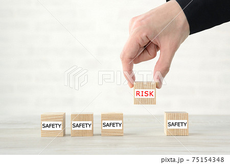 リスクを取り除く男性の手 75154348