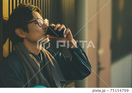 缶コーヒーと労働者 75154709