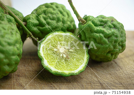 Bergamot fresh fruit on wooden background 75154938
