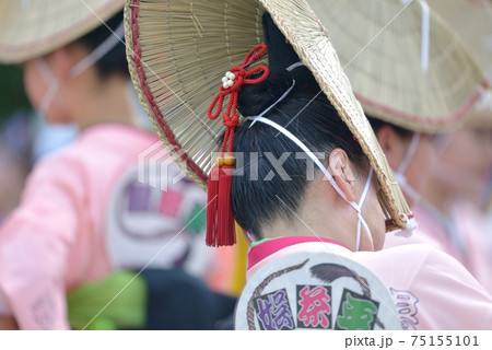 本場徳島阿波踊り 出番待ちの女性の後ろ姿の写真素材