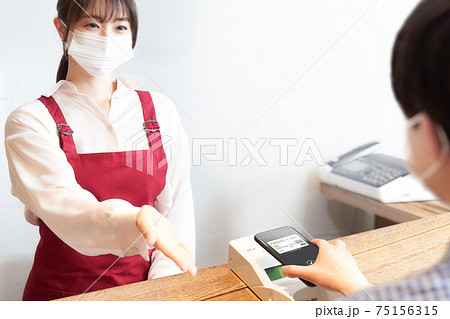 スマホ決済をするマスク着用の店員とお客 75156315
