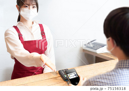 スマホ決済をするマスク着用の店員とお客 75156318