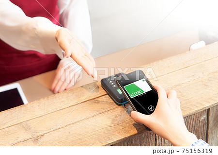 スマホ決済をするお客と店員の手元 75156319