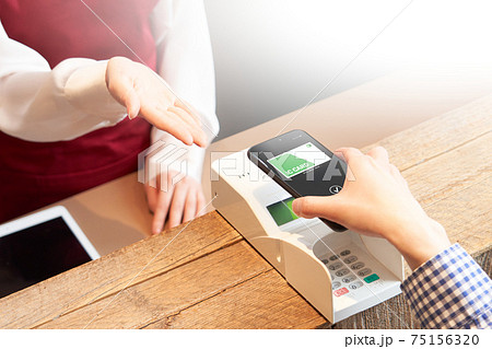 スマホ決済をするお客と店員の手元 スマホ決済をするお客と店員の手元 75156320