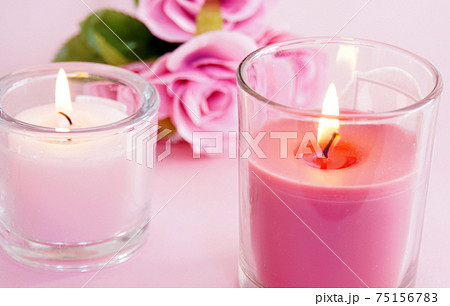 アロマキャンドルとバラの花 リラクゼーションの写真素材