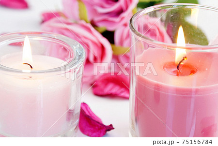 アロマキャンドルとピンクの薔薇 癒しのイメージの写真素材 [75156784