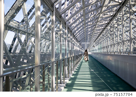 京都駅ビル空中経路を歩いている若い女性の後姿 75157704